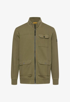 Olijfgroene ritssluiting jas met opstaande kraag, drie voorzakken met klep en knopen, geribbelde manchetten en tailleband.