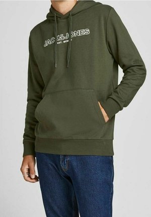 Felpa con cappuccio verde oliva caratterizzata da una tasca a marsupio anteriore, coulisse e testo del logo bianco, abbinata a jeans di denim blu.