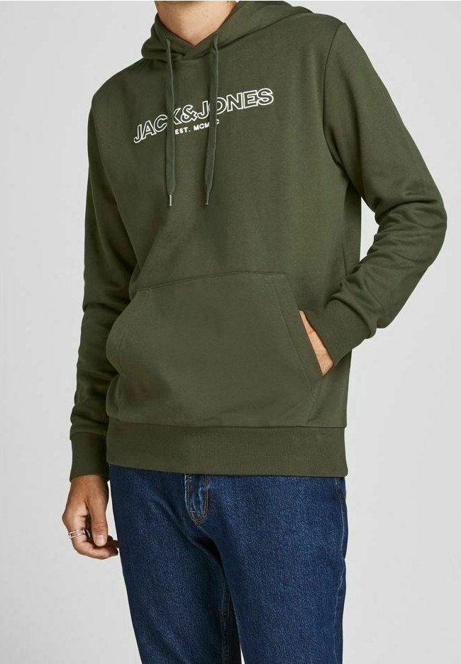 Felpa con cappuccio verde oliva caratterizzata da una tasca a marsupio anteriore, coulisse e testo del logo bianco, abbinata a jeans di denim blu.