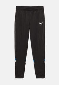 Pantalones deportivos negros con un acabado texturizado, que cuentan con un logo blanco de Puma y franjas de acento en azul y blanco a lo largo de los lados, cinturilla elástica y puños con cremallera.