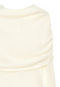 Kreemja lennuk kangas, millel on volditud detailid paremal küljel, pehme tekstuur ja kerge läige, esitatud valgel taustal.