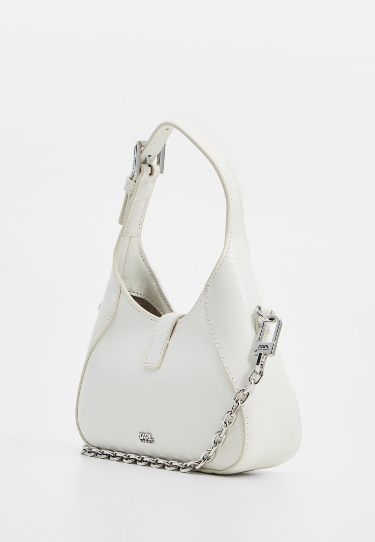 Sac à main en cuir blanc au fini lisse, de forme courbe, avec une courte poignée et un accent en chaîne argentée. Présente un petit logo à l'avant.