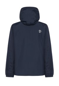 Donkerblauwe waterdichte jas met een capuchon, elastische manchetten en reflecterend logodetail op de bovenrug. Gladde, lichte stof.