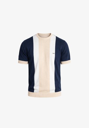 Pletené tričko s krátkym rukávom s vertikálnymi pruhmi v námorníckej modrej, béžovej a bielej farbe, rebrovaným okrúhlym výstrihom, manžetami a lemom, s malým kovovým logom na hrudi.