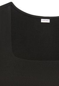Musthad, mille ruudukujulise kaelusega, mis on valmistatud siledast kangast. Omab puhtat disaini ja tagaküljel on väike Lascana silt.
