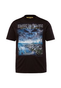 Černé bavlněné tričko s grafickou potiskem městské krajiny s lebkou, logem „Iron Maiden“ a textem „Brave New World“ v žluté barvě.