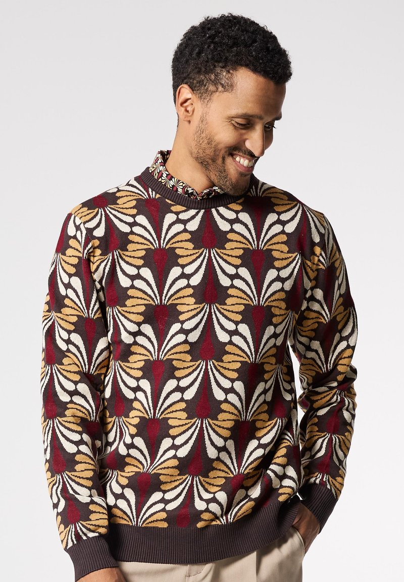 Maglione da uomo in maglia con un motivo floreale in bordeaux, beige e bianco, dotato di collo e polsini a coste, realizzato in un morbido tessuto testurizzato.