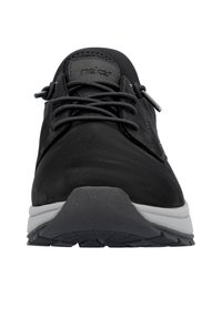 Scarpa sportiva nera con tomaia liscia, chiusura con lacci e suola in gomma testurizzata. Presenta un intersuola ammortizzata per il comfort.