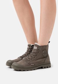 Palladium PAMPA - Talvesaapad - major brown