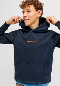 Sweat à capuche bleu marine en matière douce avec un logo brodé "Originals Studio" sur la poitrine, une poche avant et une capuche à cordon de serrage.