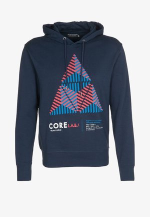 Sweat à capuche bleu marine avec un motif triangulaire rayé rouge et bleu géométrique et le texte "CORE L.A.B. WORK WEAR" à l'avant.