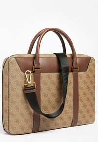 Braune Leder- und gemusterte Canvas-Tasche mit zwei Griffen und einem abnehmbaren schwarzen Schultergurt; besitzt goldene Hardware und kontrastierende Streifen.