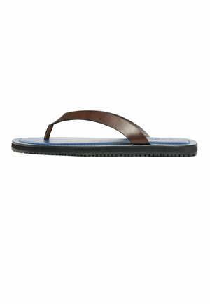 Męskie klapki z czarną podeszwą, niebieskim wkładkowym i brązowym skórzanym paskiem na palce, pokazane z boku na białym tle.
