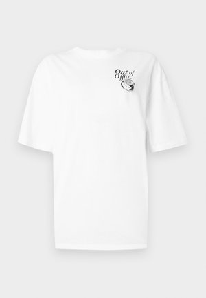 Λευκό κοντομάνικο μπλουζάκι με το κείμενο «Out of Office:» και μια μικρή γραφική απεικόνιση φλιτζανιού καφέ στο πάνω αριστερό μέρος του στήθους.