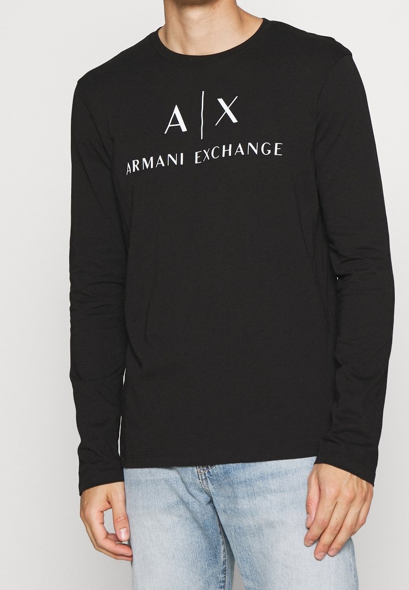 Schwarzes Langarmshirt aus Baumwolle mit weißen "A/X"- und "Armani Exchange"-Logos auf der Vorderseite. Lässiger Schnitt, Rundhalsausschnitt.