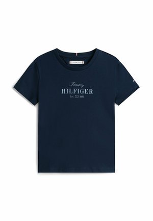 Marineblå kortærmet T-shirt med rund hals, med lyseblå "Tommy Hilfiger Est 1985" tekst og lille logo på venstre ærme.