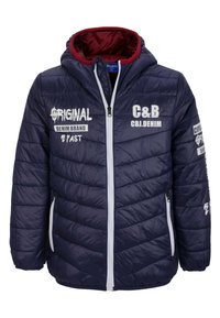 Chaqueta acolchada azul marino con capucha, con marca en texto blanco y costuras en zigzag. Incluye dos bolsillos laterales con cremallera y un forro rojo en contraste.