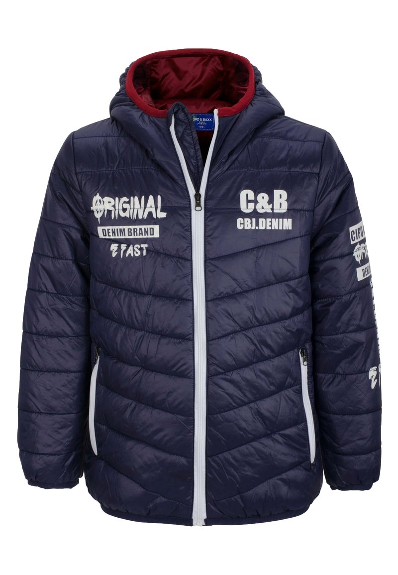 Chaqueta acolchada azul marino con capucha, con marca en texto blanco y costuras en zigzag. Incluye dos bolsillos laterales con cremallera y un forro rojo en contraste.