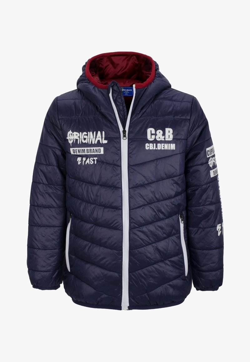 Chaqueta acolchada azul marino con capucha, con marca en texto blanco y costuras en zigzag. Incluye dos bolsillos laterales con cremallera y un forro rojo en contraste.