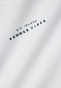 Balts kokvilnas t-krekls ar zilu tekstu, kas ierakstīts "BIG ISLAND SUMMER VIBES", ar vienkāršu, gludu faktūru.