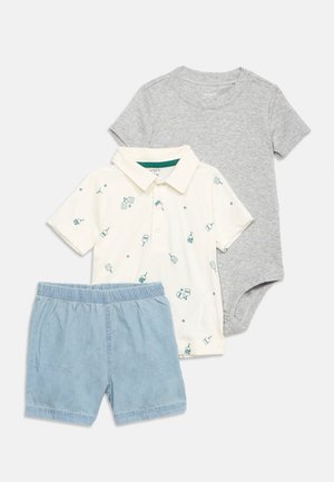 Ensemble bébé trois pièces comprenant un body gris à manches courtes, un polo blanc avec un imprimé vert, et un short bleu clair à taille élastique.