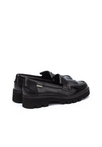 Mocasines de piel negra con diseño de mocasín, flecos elevados y suela de goma duradera. Cuenta con una pequeña etiqueta de marca en el lateral.