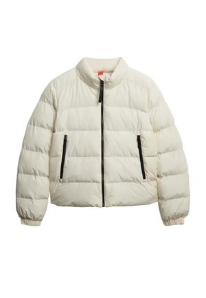 Chaqueta acolchada en color blanco roto con cuello alto, cierre frontal y dos bolsillos laterales con cremallera negra. Presenta un diseño con textura acolchada y puños elásticos.