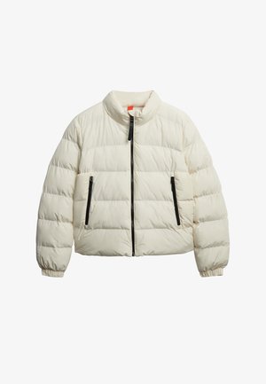 Pufferjack in off-white met een opstaande kraag, een rits aan de voorkant en twee zwarte ritszakken aan de zijkanten. Heeft een gequiltde textuur en elastische manchetten.