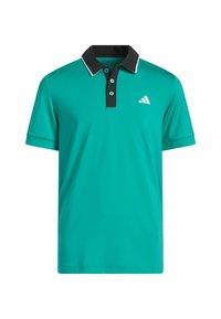 Turkis polo shirt med sort krave og knapliste. Har Adidas-logoet i hvidt på venstre bryst og en glat syntetisk tekstur.