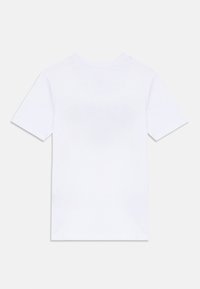 Eenvoudig wit T-shirt weergegeven op een effen lichtgrijze achtergrond. Het shirt heeft korte mouwen en een ronde hals.