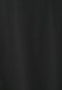 Tecido de algodão preto com uma textura suave, cor uniforme e costuras ou padrões mínimos visíveis, apresentando um design simples e limpo.