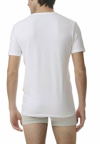 T-shirt bianco a maniche corte realizzato in morbido cotone, con collo a girocchi e una superficie liscia, abbinato a slip boxer grigi chiari.