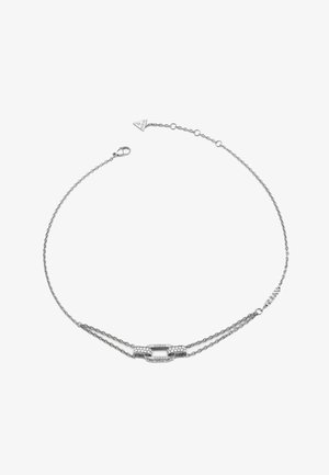 Collier en chaîne argentée à deux brins, avec un design de fermoir central embelli de petites pierres claires. Fermeture à mousqueton à l'arrière.