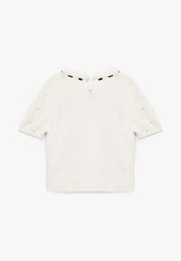 Top de punto blanco de manga corta con escote en V, que presenta acentos de perlas decorativas en las mangas y una pequeña abertura en la espalda con detalle negro.