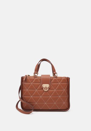 Borsa a tracolla marrone trapuntata con hardware dorato, manici superiori e una tracolla rimovibile. Presenta una forma rettangolare e accenti testurizzati.