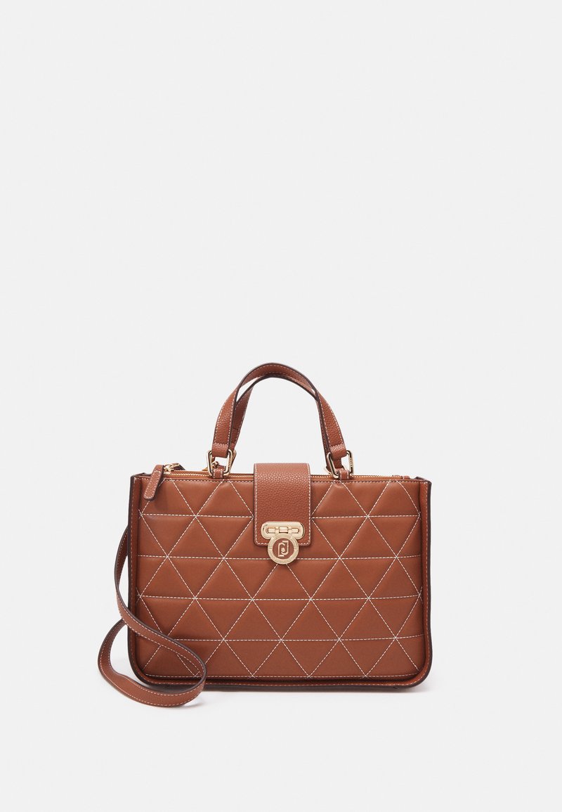 Borsa a tracolla marrone trapuntata con hardware dorato, manici superiori e una tracolla rimovibile. Presenta una forma rettangolare e accenti testurizzati.