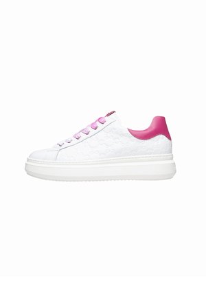 Weißer Sneaker mit strukturierter Oberfläche, pinkem Fersenakzent und pinken Schnürsenkel-Ösen. Verfügt über eine dicke weiße Sohle und detaillierte Nähte.