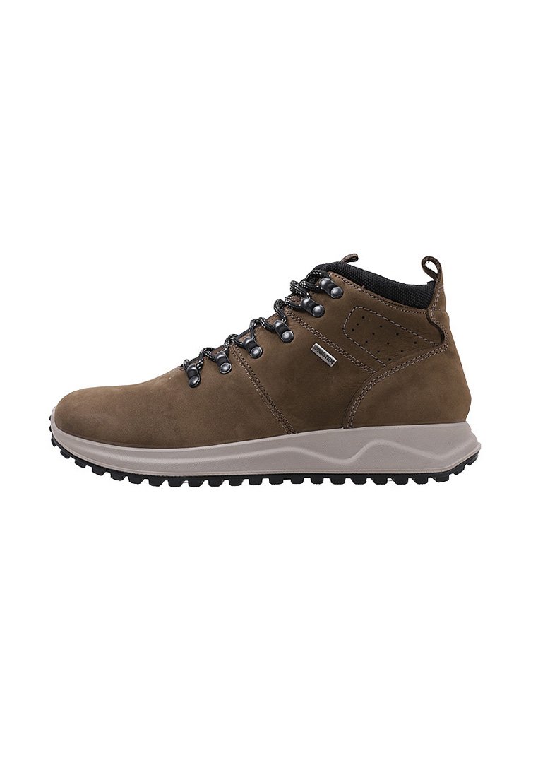 Bota de senderismo marrón con cuello acolchado negro, ojales de metal, suela gruesa con dibujo y pestaña de tela en el talón, vista lateral sobre fondo blanco.