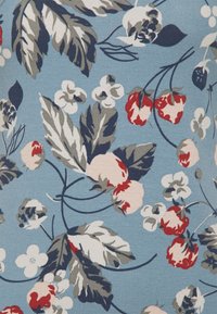Tessuto floreale con fiori rossi, rosa e bianchi su uno sfondo azzurro chiaro, con foglie verdi e grigie intrecciate in motivi a spirale.