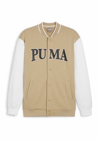 Giacca varsity beige con maniche bianche, caratterizzata da un evidente logo nero "PUMA" e chiusura frontale con bottoni a scatto. Include tasche laterali.