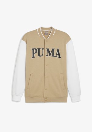 Beige Varsity-Jacke mit weißen Ärmeln, ausgestattet mit einem auffälligen schwarzen "PUMA"-Logo und einem Druckknopfverschluss vorne. Verfügt über seitliche Taschen.