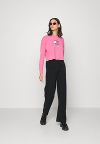 Vero Moda VMGOLD NEEDLE TROUSERS - Calças - black