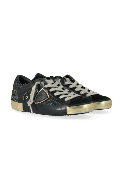 Sneakers neri con accenti texture, lacci argentati e punte in tono dorato. Presentano un mix di materiali lisci e patterned.