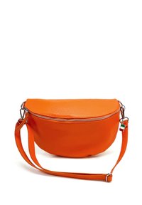 Oranje leren handtas in de vorm van een halve maan, met een gestructureerd oppervlak, zilveren rits en een afneembare schouderriem. Bevat een sleutelhanger van de Italiaanse vlag.