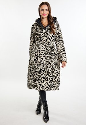 Geacă puf cu imprimeu de leopard, cu talie ajustabilă, dotată cu glugă și accente negre. Material texturat cu un model matlasat pentru izolare.