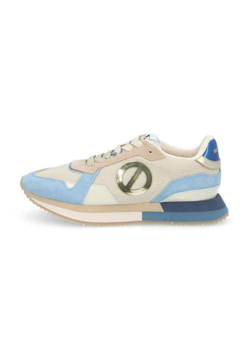 Sneaker mit einer Kombination aus beigem Mesh, blauen Wildleder und weißen Lederakzenten. Mit einem metallischen Logo und einer dicken Gummisohle.