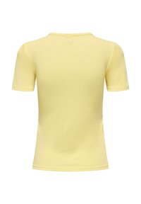 Tylny widok prostej żółtej koszulki z krótkim rękawem i okrągłym dekoltem, z prostym wyszyciem na białym tle.