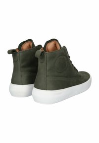 Gröna högsko sneakers i mocka med en slät yta, med en vit gummisula och en logopatch på sidan.