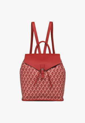 Zaino rosso con un motivo geometrico, caratterizzato da una forma strutturata, un coperchio superiore, spallacci regolabili e un dettaglio della fibbia frontale.