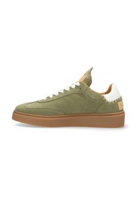 Olijfgroene suède sneaker met witte leren accenten, platte veters en een lichtbruine rubberen zool. Heeft stikdetails op de hak.